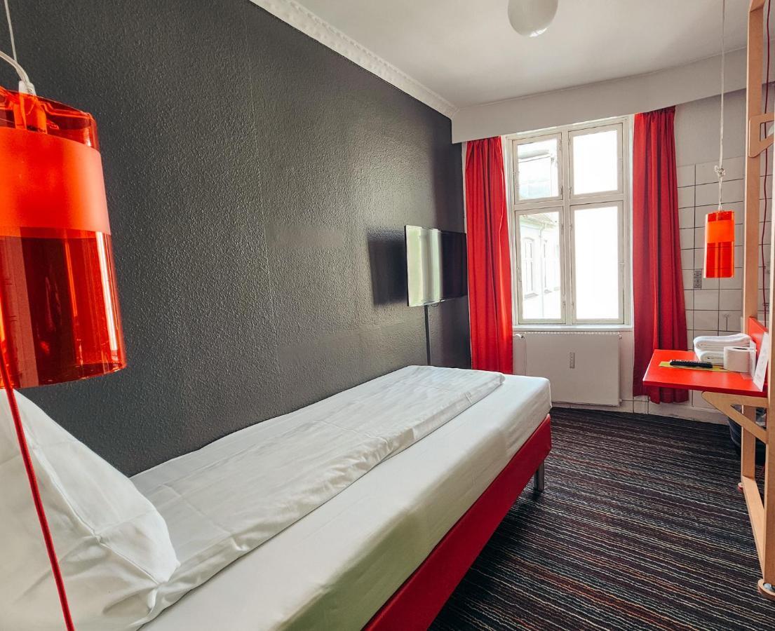 Single Room with Shared Bathroom,1377910166:JPEG